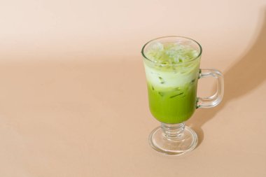 Buzlu kibrit yeşil sütlü sütlü latte.