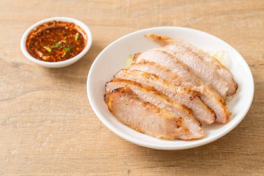 Tayland usulü ızgara domuz budu soslu Tayland yemeği.