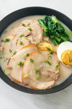 Domuz etli ve yumurtalı erişte çorbası ya da Tonkotsu eriştesi Japon yemeği tarzı.
