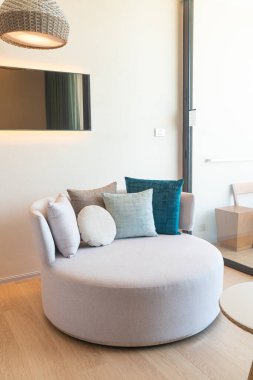 Kanepede güzel, rahat yastıklar.