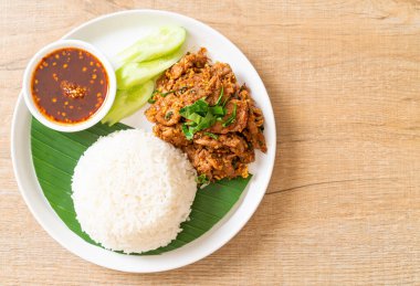 Baharatlı domuz eti, pilav ve Asya usulü baharatlı sos.