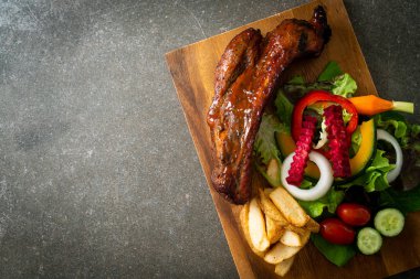 Izgara domuz pirzolası ve sebze.