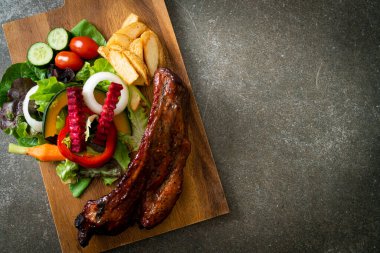 Izgara domuz pirzolası ve sebze.