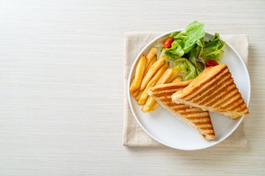 jambonlu sandviç, yumurta ve patates.