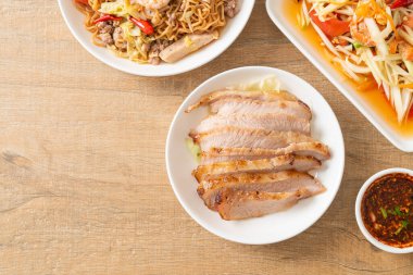 Tayland usulü ızgara domuz budu soslu Tayland yemeği.