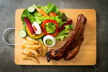 Izgara domuz pirzolası ve sebze.