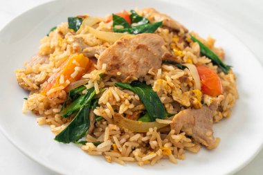 Beyaz tabakta domuz etli ev yapımı pilav.