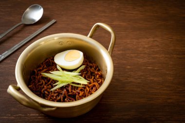 Kore fasulye soslu Anında Erişte salatalık ve haşlanmış yumurta (Jajangmyeon veya Jjajangmyeon) - Kore yemek tarzı