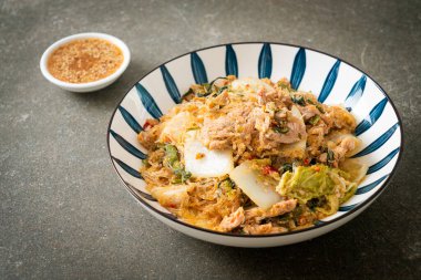 Kızarmış Tayland usulü Sukiyaki ya da Sukiyaki soslu domuz ve sebzeli karışık vermicelli Asya yemeği.