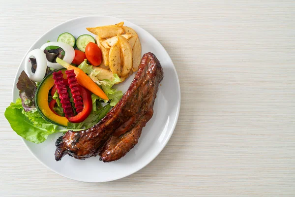 Parrilla Barbacoa Costillas Cerdo Repuesto Con Verduras —  Fotos de Stock