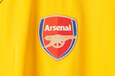 Bangkok, Tayland - 18 Ocak 2022: Arsenal retro gömlek üzerindeki Arsenal logosunu kapatın