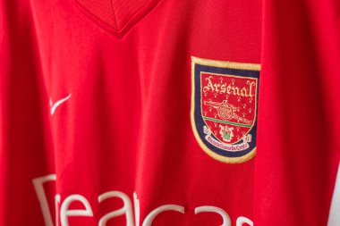 Bangkok, Tayland - 18 Ocak 2022: Arsenal retro tişört ev forması üzerindeki Arsenal logosunu kapat