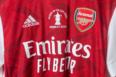 Bangkok, Tayland - 18 Ocak 2022: Arsenal retro tişört ev forması üzerindeki Arsenal logosunu kapat