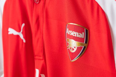 Bangkok, Tayland - 18 Ocak 2022: Arsenal retro tişört ev forması üzerindeki Arsenal logosunu kapatın 1992-1993