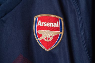 Bangkok, Tayland - 18 Ocak 2022: Arsenal retro gömlek üzerindeki Arsenal logosunu kapat