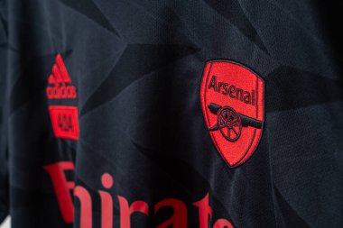 Bangkok, Tayland - 18 Ocak 2022: ARSENAL FC X 424 JERSEY, 424 ve adidas takımları Arsenal FC fanatiği için bir menzil oluşturdular.