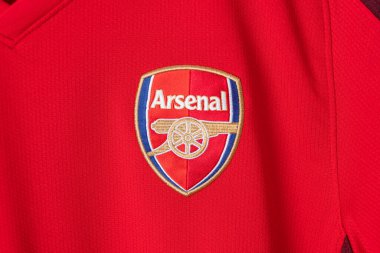 Bangkok, Tayland - 18 Ocak 2022: Arsenal retro tişört ev forması üzerindeki Arsenal logosunu kapat