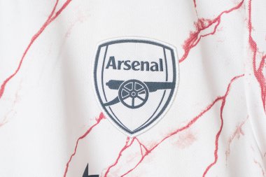 Bangkok, Tayland - 18 Ocak 2022: Arsenal forması üzerindeki Arsenal logosunu kapat.