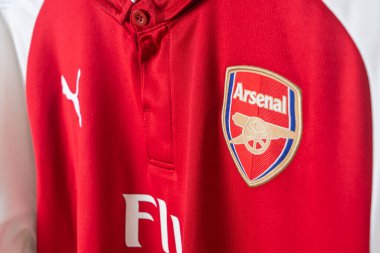 Bangkok, Tayland - 18 Ocak 2022: Arsenal retro tişört ev forması üzerindeki Arsenal logosunu kapat