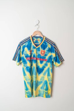 Bangkok, Tayland - 18 Ocak 2022 Pharrell Williams, Arsenal ve adidas arasındaki işbirliğinin sonucu olarak, bu forma kulüp gururu, kültür ve sokak stilinin gerçek bir çarpışmasıdır..