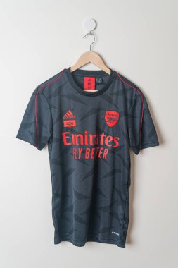 Bangkok, Tayland - 18 Ocak 2022: ARSENAL FC X 424 JERSEY, 424 ve adidas takımları Arsenal FC fanatiği için bir menzil oluşturdular.