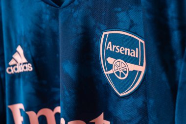 Bangkok, Tayland - 18 Ocak 2022: Arsenal tişörtündeki Arsenal logosunu kapatın.