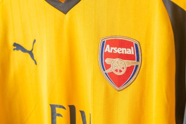 Bangkok, Tayland - 18 Ocak 2022: Arsenal retro gömlek üzerindeki Arsenal logosunu kapat 2016-2017
