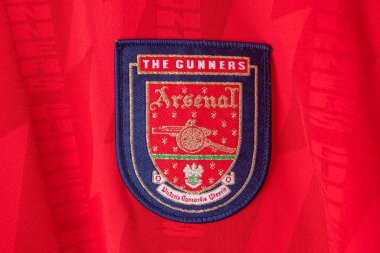 Bangkok, Tayland - 18 Ocak 2022: Arsenal retro tişört ev forması üzerindeki Arsenal logosunu kapatın 1994-1996