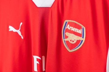 Bangkok, Tayland - 18 Ocak 2022: Arsenal retro tişört ev forması üzerindeki Arsenal logosunu kapat