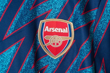 Bangkok, Tayland - 18 Ocak 2022: Arsenal tişörtündeki Arsenal logosunu kapatın.