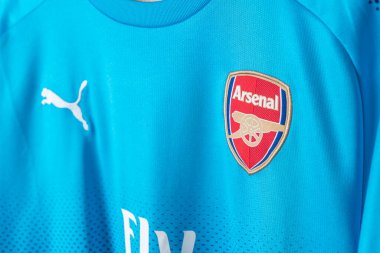 Bangkok, Tayland - 18 Ocak 2022: Arsenal retro tişört ev forması üzerindeki Arsenal logosunu kapat