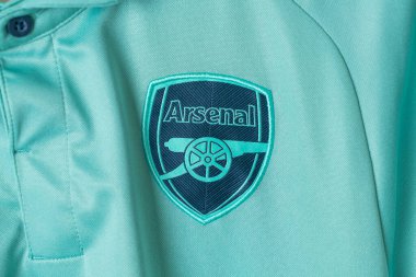 Bangkok, Tayland - 18 Ocak 2022: Arsenal retro gömlek üzerindeki Arsenal logosunu kapatın.
