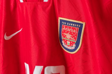 Bangkok, Tayland - 18 Ocak 2022: Arsenal retro tişört ev forması üzerindeki Arsenal logosunu kapat
