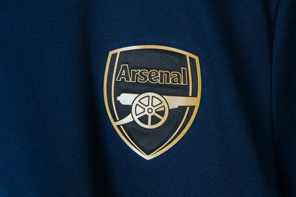 Bangkok, Tayland - 18 Ocak 2022: Arsenal tişörtündeki Arsenal logosunu kapatın.