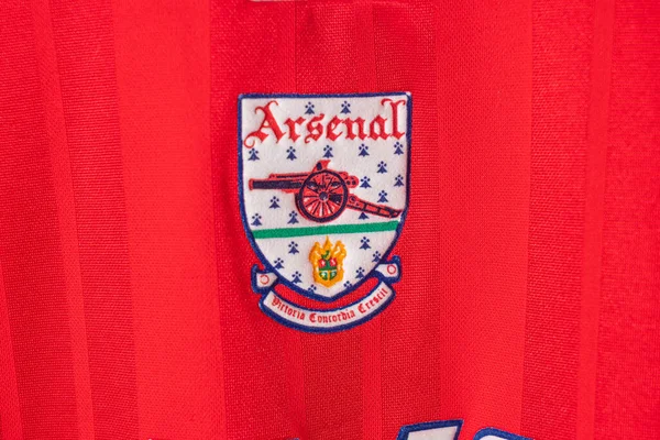 Bangkok, Tayland - 18 Ocak 2022: Arsenal retro tişört ev forması üzerindeki Arsenal logosunu kapatın 1992-1994