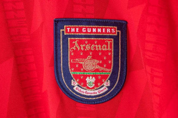 Bangkok, Tayland - 18 Ocak 2022: Arsenal retro tişört ev forması üzerindeki Arsenal logosunu kapatın 1994-1996