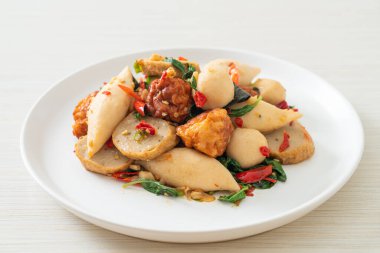 Baharatlı kızarmış balık köftesi ve şifalı otlar.