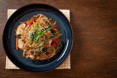 Japchae ya da karışık Kore vermicelli erişte sebzeli ve üzerine beyaz susamlı domuz eti - Kore geleneksel yemek tarzı