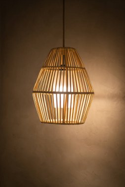 Güzel hasır ya da rattan asılı lamba