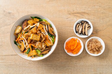 Tofu ve sebzeli kızarmış şehriye. Vejetaryen ve vejetaryen yemek tarzı.