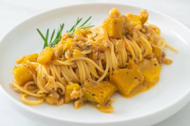 kabaklı spagetti makarna alfredo sosu - vegan ve vejetaryen yemek tarzı