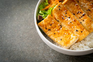 Teriyaki tofu pirinç kasesi - vejetaryen ve vejetaryen yemek tarzı