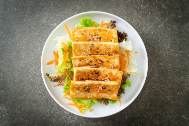 Susamlı teriyaki tofu salatası. Vejetaryen ve vejetaryen yemek tarzı.