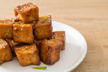 Beyaz susamlı kızarmış tofu ve teriyaki sosu. Vejetaryen ve vejetaryen yemek tarzı.