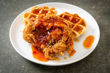 Waffle ve baharatlı soslu ev yapımı kızarmış tavuk