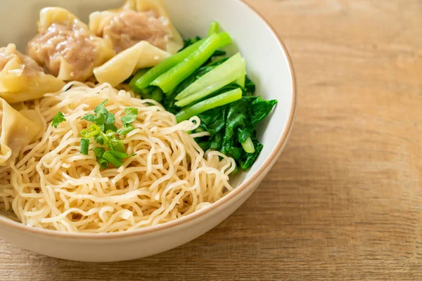 Kurutulmuş yumurtalı erişte ile domuz çorbası ya da Asya usulü domuz etli börek.