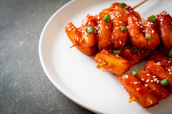 Kore usulü baharatlı soslu kızarmış Kore pirinç keki (Tteokbokki).