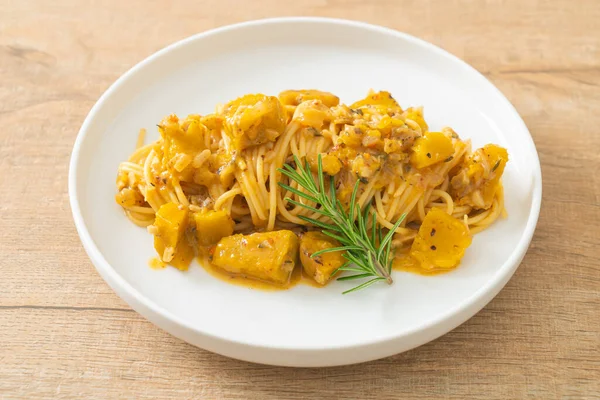 kabaklı spagetti makarna alfredo sosu - vegan ve vejetaryen yemek tarzı