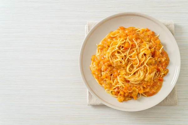 Kremalı domates soslu spagetti makarna veya pembe sos.