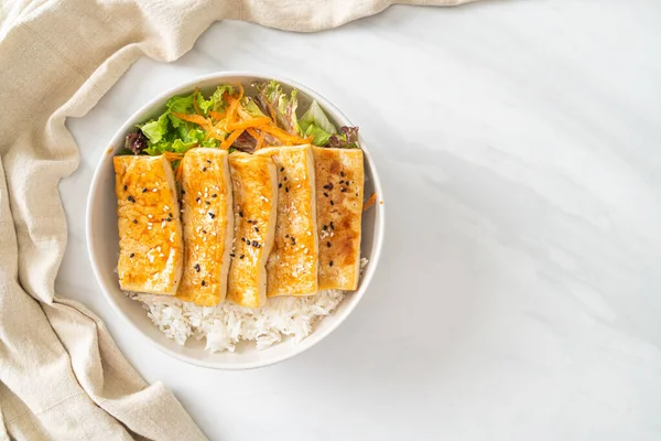 Teriyaki tofu pirinç kasesi - vejetaryen ve vejetaryen yemek tarzı
